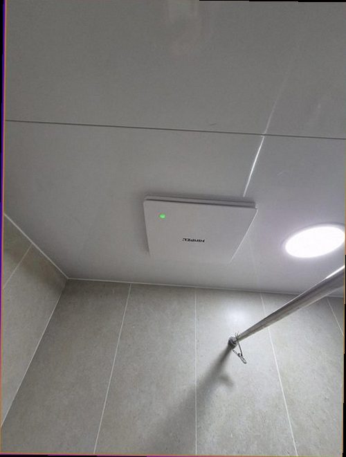 천안시 서북구 누수탐지 욕실 바닥과 배관 연결 부위를 점검하는 모습