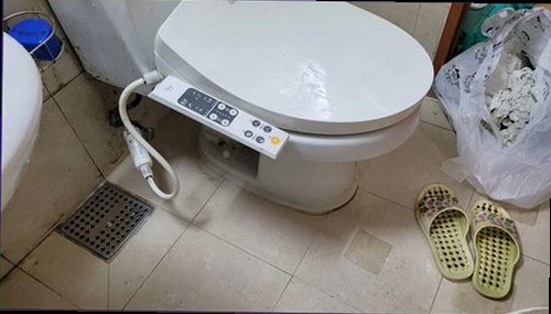 양주 누수탐지 천장 가장자리에 번진 누수 흔적과 들뜬 도장면