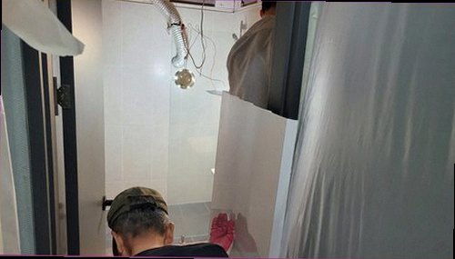 누수탐지 누수 흔적과 주변 습도를 확인하는 현장 점검 모습
