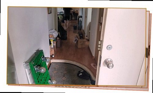 제물포구 누수탐지 누수 위치를 좁히기 위해 계량기와 배관을 확인하는 모습