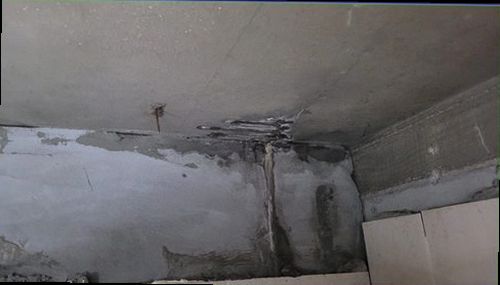 강남구 누수탐지 천장 얼룩과 바닥 주변의 누수 흔적을 확인하는 모습