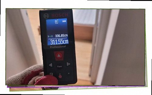 강북구 누수탐지 베란다 배수구와 벽면의 물자국을 확인하는 모습