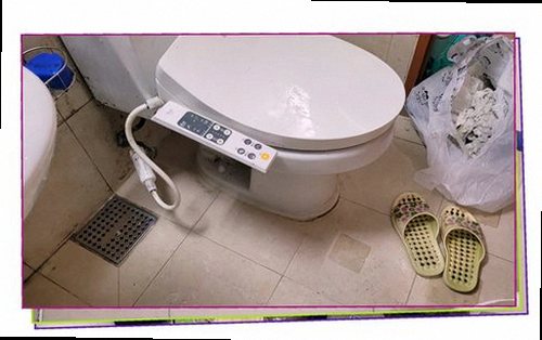 성북구 누수탐지 벽면 수분 흔적과 주변 마감 상태를 비교하는 점검 장면