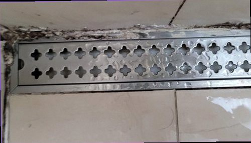 종로구 누수탐지 배관 주변과 벽체 수분 상태를 비교해 확인하는 점검 장면