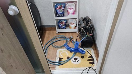 누수탐지 벽면 습도와 배관 주변을 순서대로 점검하는 모습