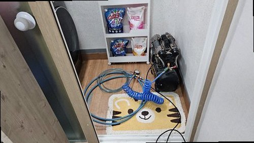 영등포구 누수탐지 계량기와 점검 장비를 이용해 누수 가능성을 확인하는 모습