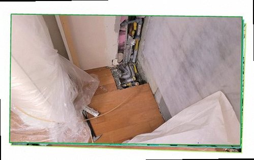 영등포구 누수탐지 수도 계량기 변화와 욕실 벽면 상태를 함께 확인하는 장면