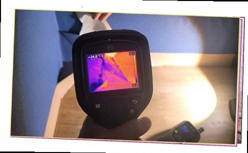 서울 중구 누수탐지 벽면에 번진 물자국과 들뜬 마감재를 확인하는 모습