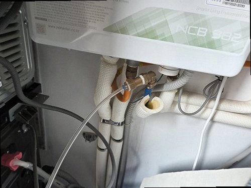 누수탐지 누수 의심 위치와 점검 결과를 기록해 비교하는 장면