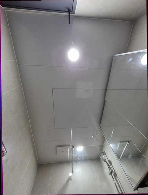 안성 누수탐지 누수 점검 과정에서 배관 연결부와 벽면 상태를 비교하는 장면