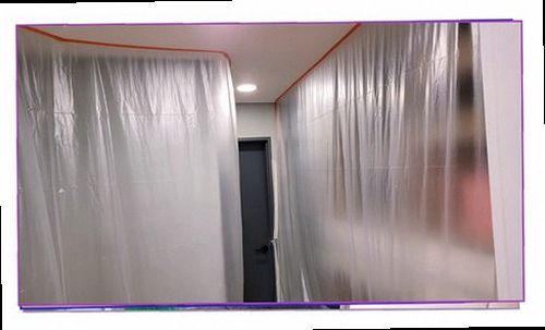 누수탐지 계량기와 배관 연결부를 순서대로 확인하는 현장 점검 모습