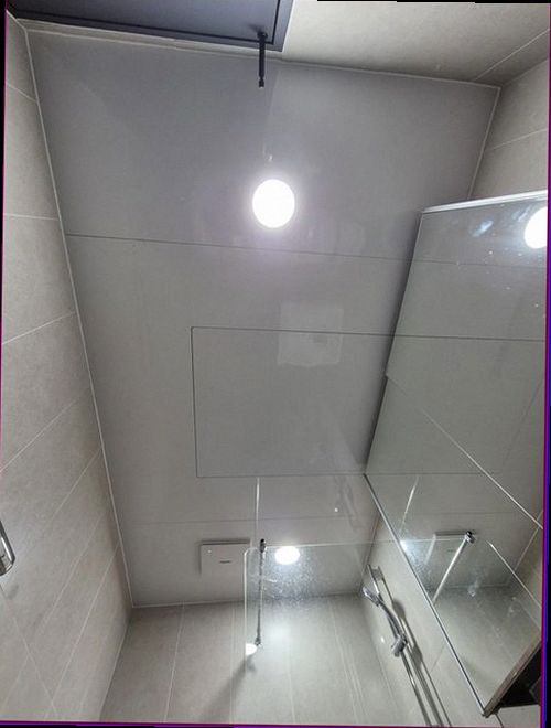 파주 누수탐지 천장 얼룩과 배관 주변을 확인하는 점검 모습