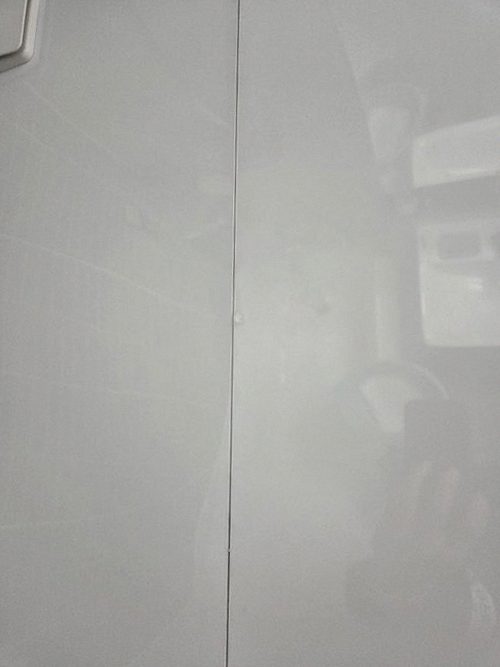 누수탐지 욕실 바닥과 벽 연결부를 살피는 점검 장면
