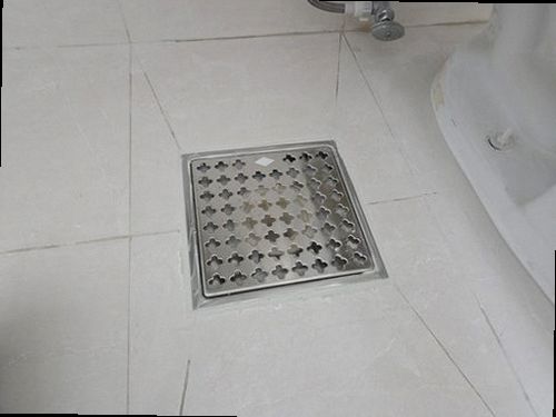 누수탐지 배관 이음부를 교체한 뒤 수압을 확인하는 작업 장면