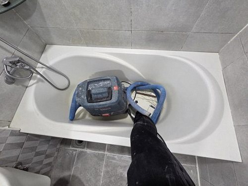 누수탐지 욕실 벽면에서 누수 흔적을 살펴보는 점검 장면
