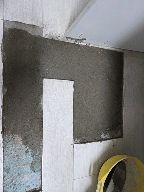 누수탐지 누수 위치와 주변 마감 상태를 기록하는 점검 장면