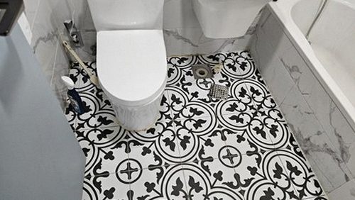누수탐지 보수 후 배관 연결부를 다시 확인하는 점검 장면