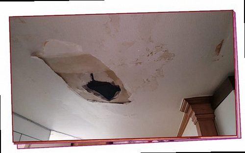 처인구 누수탐지 배관 주변과 벽면 수분 상태를 점검하는 모습