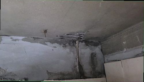 동탄구 누수탐지 누수 원인 확인 후 천장 내부 건조와 복구 계획을 점검하는 모습
