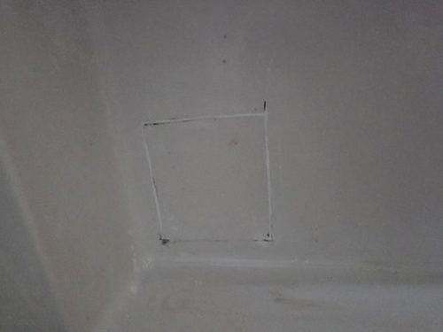 누수탐지 천장과 배관 주변을 살피며 누수 원인을 확인하는 과정