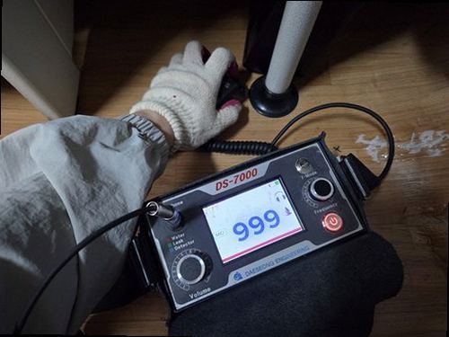 누수탐지 열화상 카메라로 배관 주변 온도 차이를 확인하는 장면