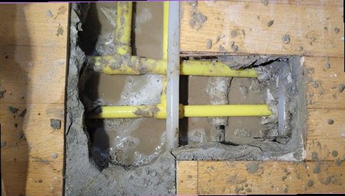 누수탐지 배관 주변 수분 반응을 측정하고 보수 범위를 확인하는 과정