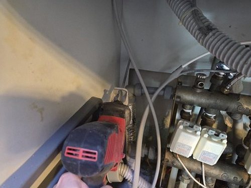 누수탐지 벽체 내부 배관 위치를 확인하는 측정 장비 사용 모습