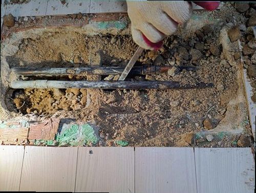 미추홀구 누수탐지 천장 얼룩과 벽면 습기를 확인하는 현장 점검 모습