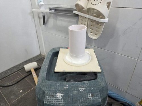 누수탐지 검사 결과를 토대로 배관 보수 범위와 재확인 항목을 정리하는 모습