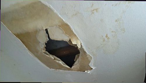 천안시 서북구 누수탐지 천장에 번진 누수 얼룩과 주변 상태를 확인하는 모습