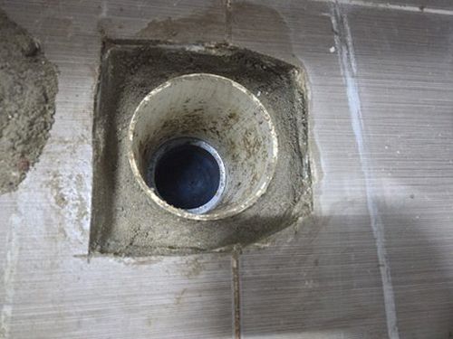 누수탐지 배관 점검 결과를 검토하며 공사 범위를 확인하는 장면