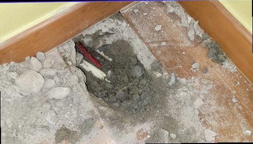 아산시 누수탐지 보일러 압력계와 바닥 주변의 누수 의심 흔적을 확인하는 모습