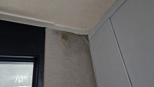 누수탐지 벽지 얼룩 위치를 사진과 함께 기록하는 점검 장면