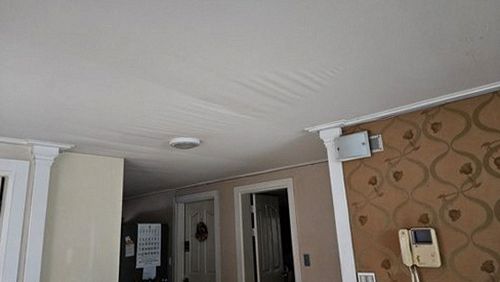 누수탐지 천장 얼룩 부위를 점검하는 작업 모습