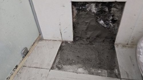 누수탐지 수분측정기로 벽체 함수율을 측정하는 장면