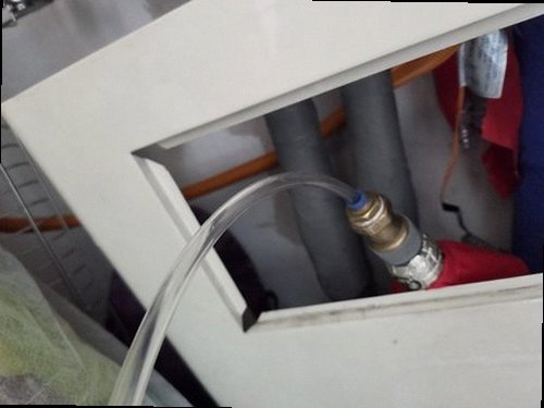 누수탐지 보수 뒤 주변 상태와 누수 재발 여부를 확인하는 모습