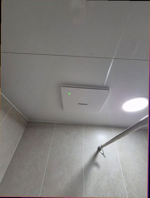 강남구 누수탐지 화장실 바닥과 벽면의 습기 흔적을 확인하는 점검 장면