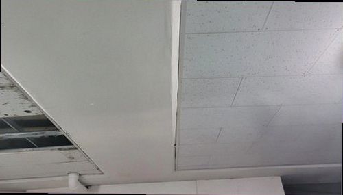 강남구 누수탐지 바닥 주변 습기와 점검 장비가 함께 보이는 현장 이미지