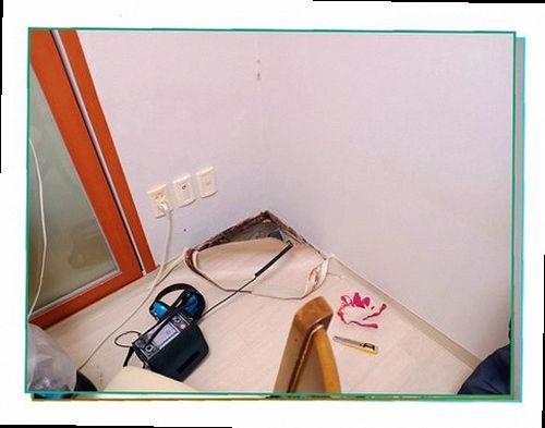 누수탐지 바닥과 벽면의 미세한 습기 흔적을 확인하는 현장 이미지