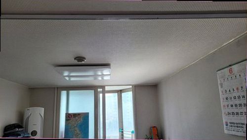 누수탐지 안방 벽면과 바닥의 미세한 변색을 확인하는 점검 장면