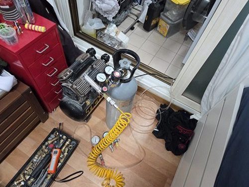누수탐지 열화상 카메라로 벽체 온도 차이를 확인하는 점검 장면