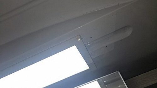 누수탐지 천장 얼룩과 벽면 젖음 범위를 확인하는 점검 장면
