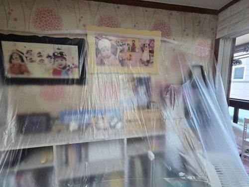 누수탐지 배관과 방수층을 확인하는 점검 장면