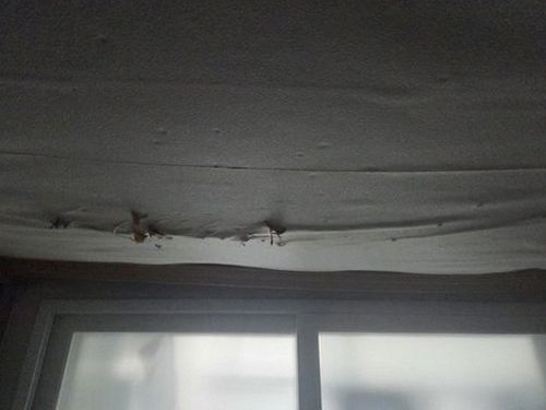 누수탐지 벽면 점검 장비를 이용해 의심 구간을 확인하는 모습