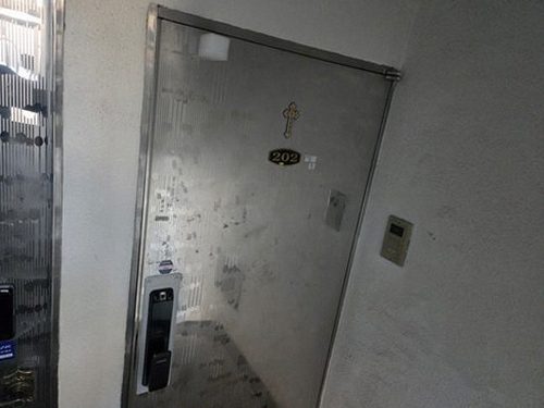 누수탐지 배관 점검 장비로 벽면 신호를 측정하는 모습