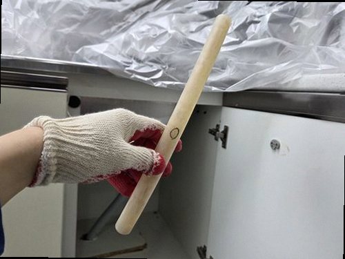 누수탐지 싱크대 하부 배관과 연결부를 점검하는 모습