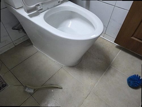 누수탐지 욕실 배관 이음부 점검 장면