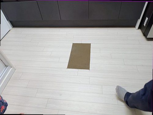 여주 누수탐지 벽면 얼룩과 누수 점검 신호를 비교하는 현장 이미지