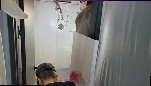 누수탐지 누수 의심 부위를 단계적으로 확인하는 모습
