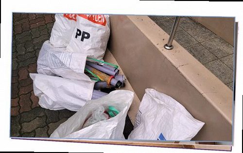 누수탐지 욕실 천장 얼룩과 습기 흔적을 확인하는 점검 장면